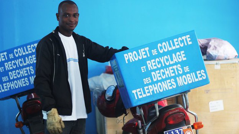  Thu gom r&aacute;c thải điện thoại di động để đưa đi Ph&aacute;p t&aacute;i chế