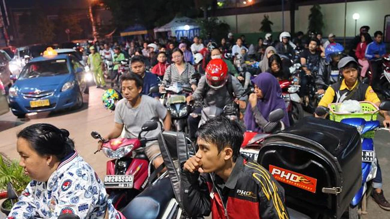 H&agrave;ng d&agrave;i người v&agrave; xe xếp h&agrave;ng trước c&aacute;c c&acirc;y xăng trước giờ tăng gi&aacute;