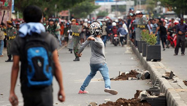 Người biểu t&igrave;nh phản đối gi&aacute; xăng tăng xung đột với cảnh s&aacute;t