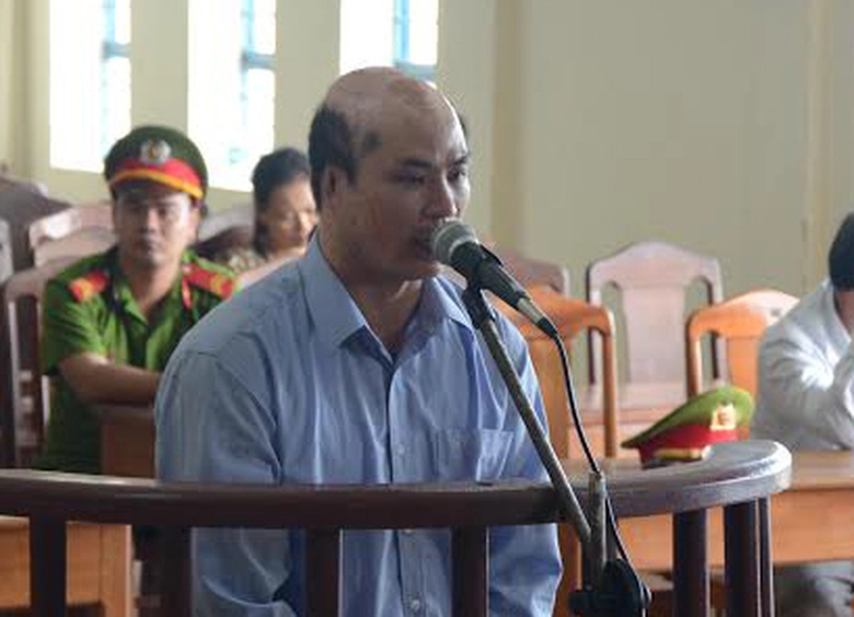 Bị c&aacute;o Vĩnh trước v&agrave;nh m&oacute;ng ngựa.