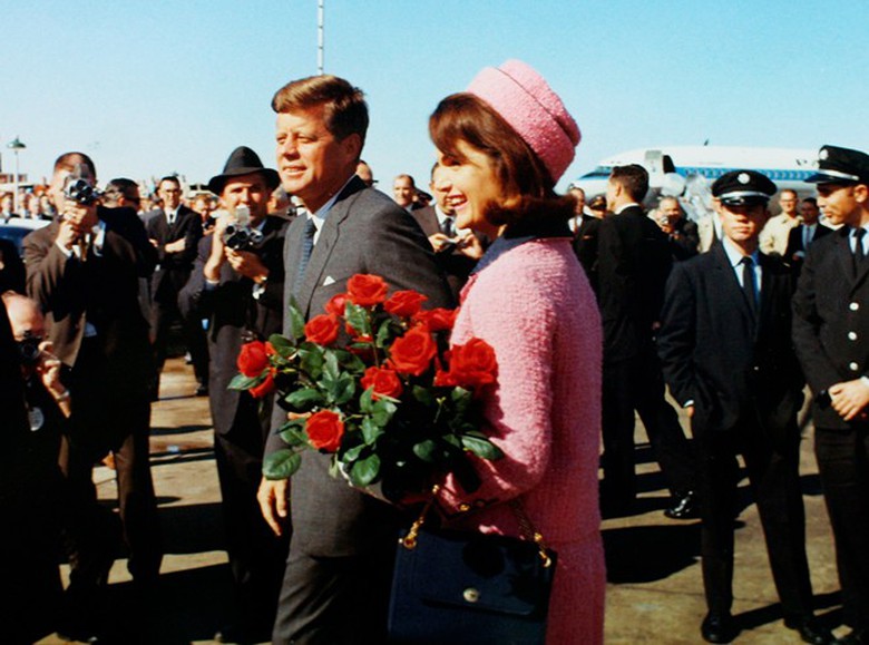 Tổng thống John F. Kennedy v&agrave; phu nh&acirc;n Jacqueline Bouvier Kennedy đ&aacute;p m&aacute;y bay tại Love Field ở Dallas, bang Texas ng&agrave;y 22/11/1963. Vụ &aacute;m s&aacute;t &ocirc;ng Kennedy diễn ra ngay sau đ&oacute; khoảng một tiếng