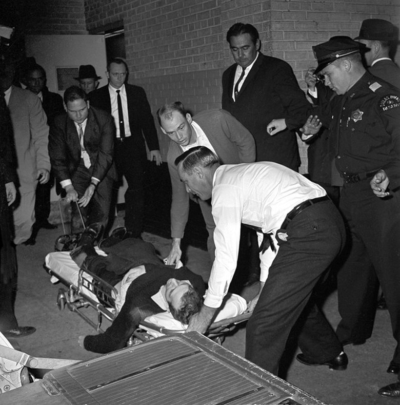 Cảnh s&aacute;t chở Lee Harvey Oswald tới bệnh viện tr&ecirc;n c&aacute;ng, nhưng y kh&ocirc;ng qua khỏi do vi&ecirc;n đạn ghim tr&uacute;ng bụng. Ruby bị kết tội giết người v&agrave; nhận &aacute;n tử h&igrave;nh, nhưng &ocirc;ng kh&aacute;ng c&aacute;o. Th&aacute;ng 1/1967, Ruby qua đời v&igrave; ung thư trong khi đang chờ to&agrave; &aacute;n x&eacute;t lại.