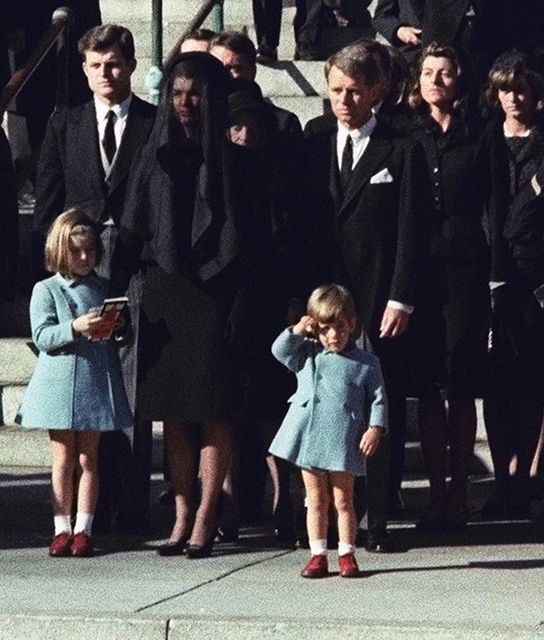 Phu nh&acirc;n Jacqueline c&ugrave;ng con g&aacute;i Caroline v&agrave; con trai JFK Jr. viếng quan t&agrave;i &ocirc;ng Kennedy ng&agrave;y 25/11 trước khi ch&ocirc;n cất cố tổng thống