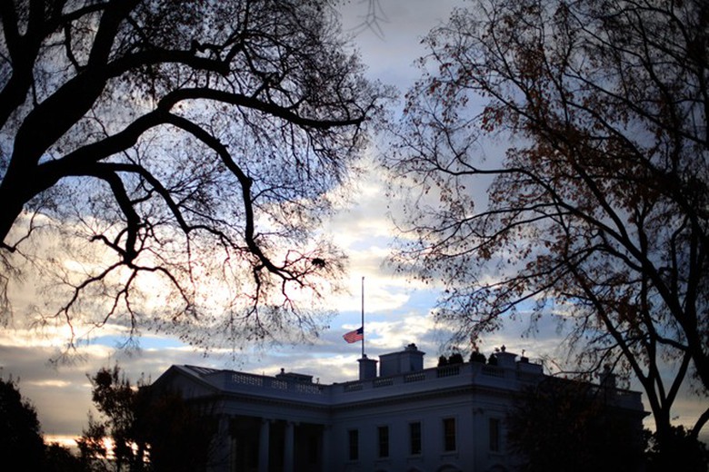 Tổng thống Barack Obama y&ecirc;u cầu hạ cờ tại Nh&agrave; Trắng v&agrave;o ng&agrave;y 22/11/2013 để tưởng niệm 50 năm vụ &aacute;m s&aacute;t Tổng thống Kennedy xảy ra.