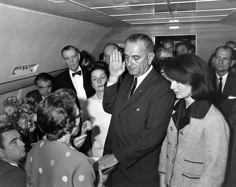 &Ocirc;ng Lyndon B. Johnson tuy&ecirc;n thệ nhậm chức Tổng thống Mỹ, kế nhiệm &ocirc;ng Kennedy, ngay trong chiếc Kh&ocirc;ng lực 1 đậu ở Dallas v&agrave;o chiều 22/11