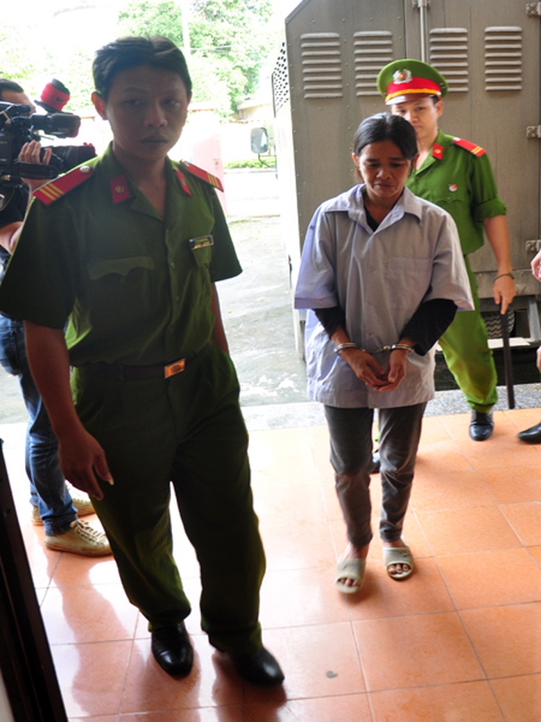 Cảnh s&aacute;t dẫn giải b&agrave; Min v&agrave;o phi&ecirc;n t&ograve;a lưu động x&eacute;t xử sơ thẩm tại huyện v&ugrave;ng cao Ba Tơ s&aacute;ng 21/11. Ảnh: Văn Minh.