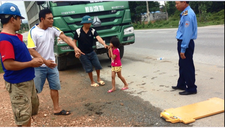 Đối tượng V&otilde; Th&agrave;nh Trung (&aacute;o ph&ocirc;ng trắng) c&oacute; những h&agrave;nh vi hết sức manh động đe dọa, cản trở lực lượng li&ecirc;n ng&agrave;nh xử l&yacute; xe qu&aacute; tải.
