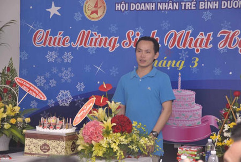 Anh Huỳnh Trần Phi Long trong một sự kiện của Hội Doanh nh&acirc;n trẻ tỉnh B&igrave;nh Dương năm 2013