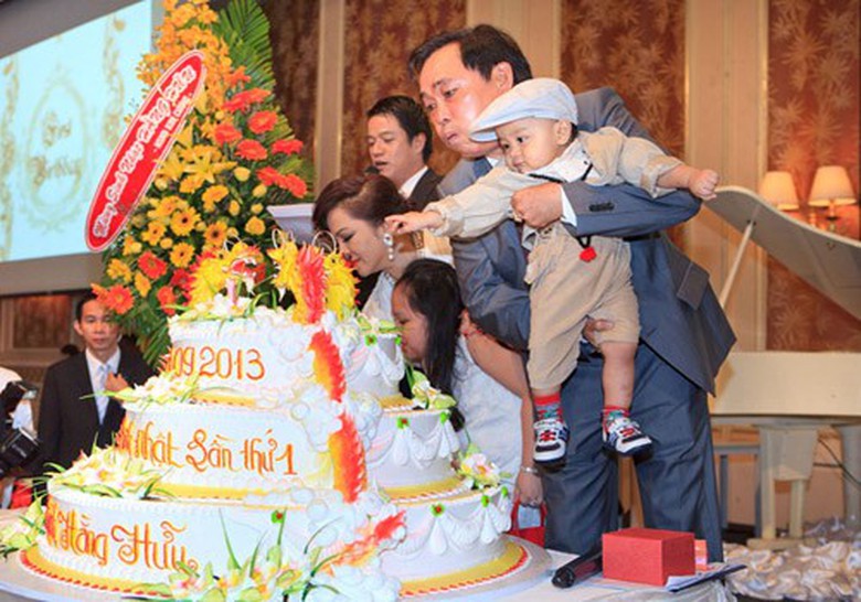 Tiệc th&ocirc;i n&ocirc;i cậu con trai của &ocirc;ng Dũng v&agrave; b&agrave; Hằng