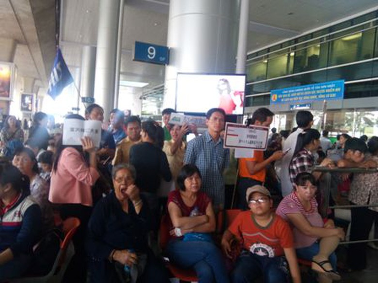 Sự cố mất điện trung t&acirc;m điều h&agrave;nh bay khiến 54 chuyến bay bị ảnh hưởng, nhiều chuyến bay đến T&acirc;n Sơn Nhất phải hạ c&aacute;nh tại s&acirc;n bay kh&aacute;c khiến h&agrave;ng ngh&igrave;n người đi đ&oacute;n người nh&agrave; phải ng&oacute;ng đợi