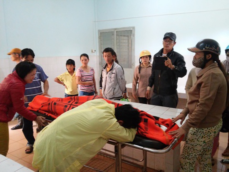 anh Trần Hữu Dũng (mang &aacute;o bệnh viện) chồng sản phụ vật v&atilde; đau đớn v&igrave; mất vợ.