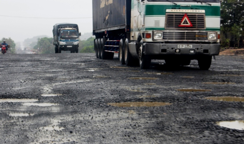 Những ng&agrave;y qua, trực tiếp c&oacute; mặt tr&ecirc;n c&aacute;c đoạn tuyến thi c&ocirc;ng QL 1 qua địa b&agrave;n tỉnh, PV B&aacute;o Giao th&ocirc;ng ghi nhận h&agrave;ng loạt vị tr&iacute; mất ATGT. Đường x&aacute; bị c&agrave;y n&aacute;t, h&agrave;ng loạt ổ g&agrave;, ổ voi, vị tr&iacute; đường nguy hiểm với người tham gia giao th&ocirc;ng.
