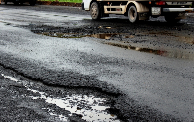 Mới đ&acirc;y, l&atilde;nh đạo C&ocirc;ng an tỉnh Ph&uacute; Y&ecirc;n phải k&yacute; văn bản gửi Tổng cục ĐBVN, Cục QLĐB III, Ban ATGT tỉnh c&ugrave;ng Sở GTVT Ph&uacute; Y&ecirc;n y&ecirc;u cầu c&aacute;c nh&agrave; thầu khắc phục, sửa chữa ngay vị tr&iacute; hư hỏng tr&ecirc;n mặt đường
