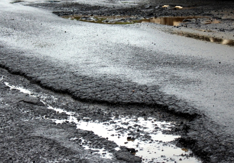 &ldquo;Trời mưa, tối, người đi xe m&aacute;y đang chạy th&igrave; bất th&igrave;nh l&igrave;nh thấy hố s&acirc;u phải đ&aacute;nh tay l&aacute;i để tr&aacute;nh rồi t&eacute; ng&atilde;, c&oacute; những vụ đang n&eacute; hố s&acirc;u tr&ecirc;n mặt đường th&igrave; nghe xe &ocirc; t&ocirc; b&oacute;p c&ograve;i, pha đ&egrave;n&hellip; l&aacute;ch ra để tr&aacute;nh xe &ocirc; t&ocirc; cũng t&eacute;&hellip;&rdquo;, cụ Nguyễn Đăng An (72 tuổi, tr&uacute; th&ocirc;n Mỹ Ph&uacute;, x&atilde; An Hiệp, huyện Tuy An, tỉnh Ph&uacute; Y&ecirc;n) cho biết .