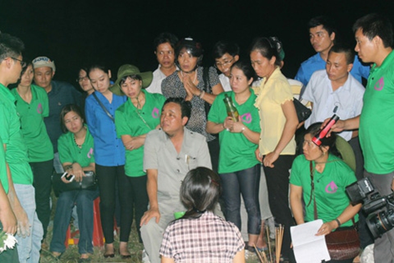 H&agrave;nh vi l&agrave;m giả h&agrave;i cốt liệt sĩ của Nguyễn Thanh Th&uacute;y (&aacute;o v&eacute;t x&aacute;m) v&agrave; đồng bọn đ&atilde; bị phanh phui, lật tẩy 