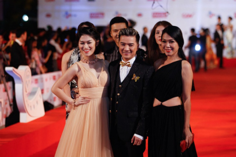 Đ&agrave;m Vĩnh Hưng c&ugrave;ng với c&aacute;c th&agrave;nh vi&ecirc;n trong đo&agrave;n l&agrave;m phim 