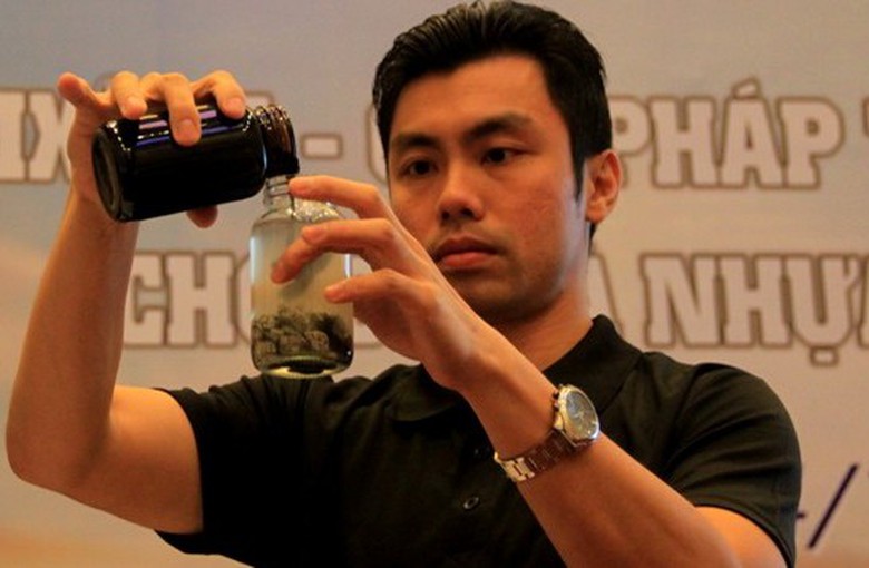 Chuy&ecirc;n gia thử nghiệm phụ gia tăng b&aacute;m d&iacute;nh trong điều kiện 