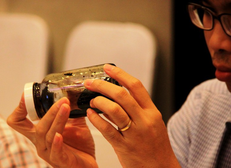 Đại biểu đ&aacute;nh gi&aacute; kết quả th&iacute; nghiệm về độ b&aacute;m d&iacute;nh của BTN khi d&ugrave;ng phụ gia