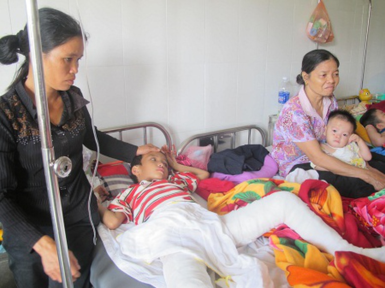 B&eacute; Vinh đang được chăm s&oacute;c tại bệnh viện