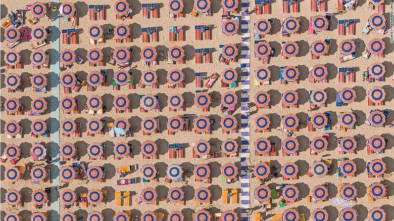 B&atilde;i biển Địa Trung Hải nh&igrave;n từ tr&ecirc;n cao