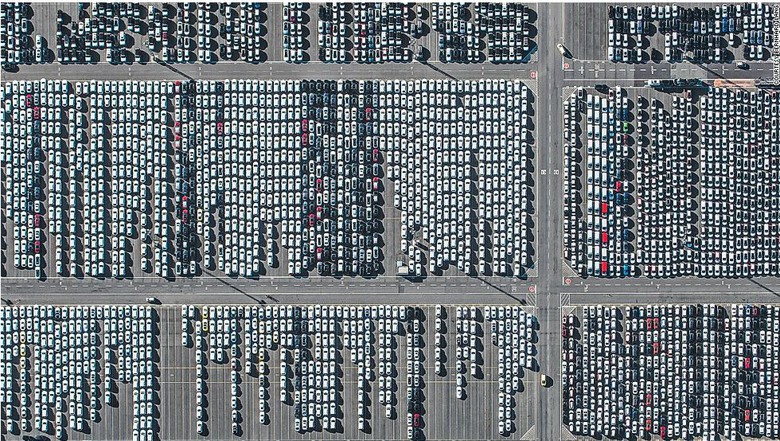 Một b&atilde;i đỗ xe ở v&ugrave;ng ngoại &ocirc;