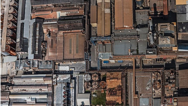 Anh Lang bất chấp nguy hiểm treo m&igrave;nh tr&ecirc;n m&aacute;y bay để thực hiện mong ước bộ ảnh chụp tr&ecirc;n kh&ocirc;ng.JPG