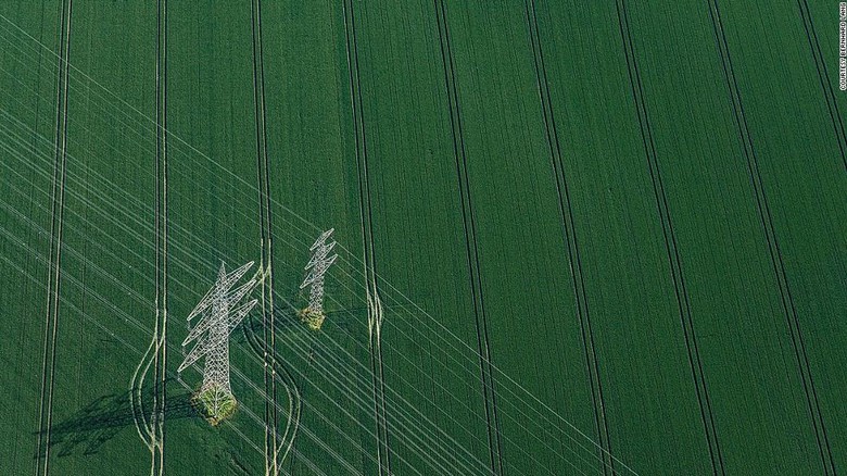 Với anh Lang, cảnh vật nh&igrave;n tr&ecirc;n cao tựa như một bức tranh trừu tượng độc đ&aacute;o