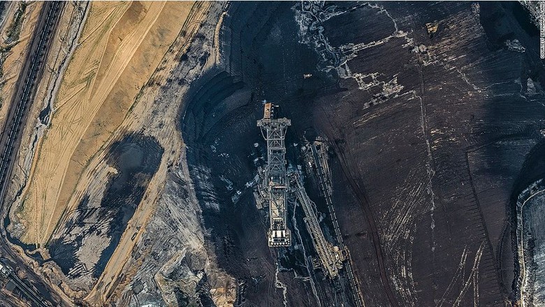 Với bức ảnh chụp mỏ khai th&aacute;c than ở Hambach, anh Lang muốn truyền tải một th&ocirc;ng điệp về m&ocirc;i trường