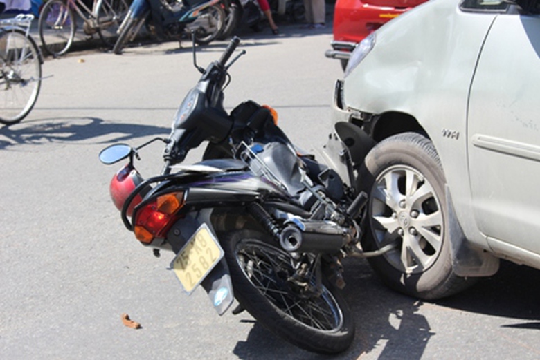 C&uacute; va chạm l&agrave;m phần trước chiếc xe m&aacute;y với phần đầu b&ecirc;n tr&aacute;i chiếc 