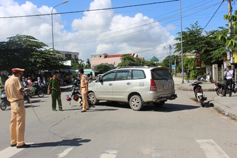 Lực lượng chức năng c&oacute; mặt tại hiện trường để điều tra, l&agrave;m r&otilde; nguy&ecirc;n nh&acirc;n vụ tai nạn