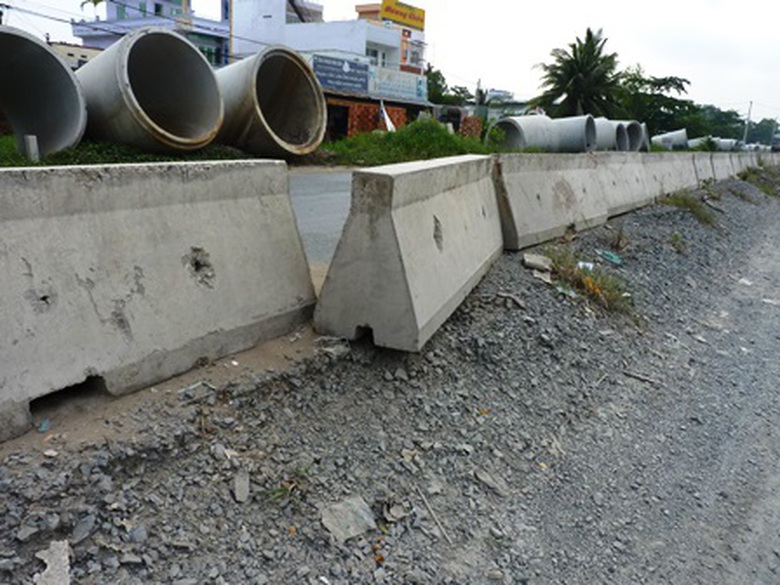 Tỉnh lộ 10 đang được n&acirc;ng cấp sửa chữa 