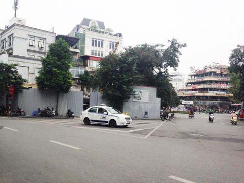 Khu vực x&acirc;y dựng Trung t&acirc;m Văn h&oacute;a hồ Gươm được qu&acirc;y k&iacute;n cổng để thi c&ocirc;ng.