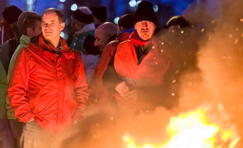 C&ocirc;ng nh&acirc;n cảng Antwerp đốt lốp xe để chặn c&aacute;c cửa ch&iacute;nh v&agrave;o cảng