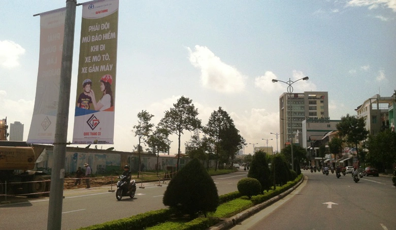 Những khẩu hiệu tuy&ecirc;n truyền trực quan sinh động đ&atilde; thu h&uacute;t sự quan t&acirc;m của nhiều người đi đường