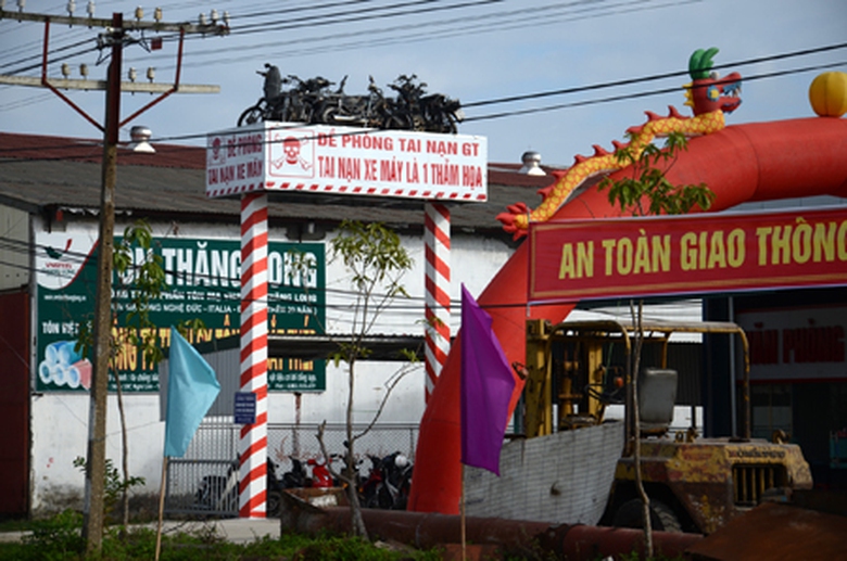 Chiếc biển cảnh b&aacute;o tai nạn thứ 2 được dựng l&ecirc;n từ rất nhiều những chiếc xe m&aacute;y đ&atilde; hư hỏng sau TNGT