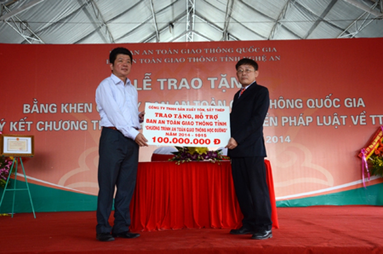 &Ocirc;ng Định trao