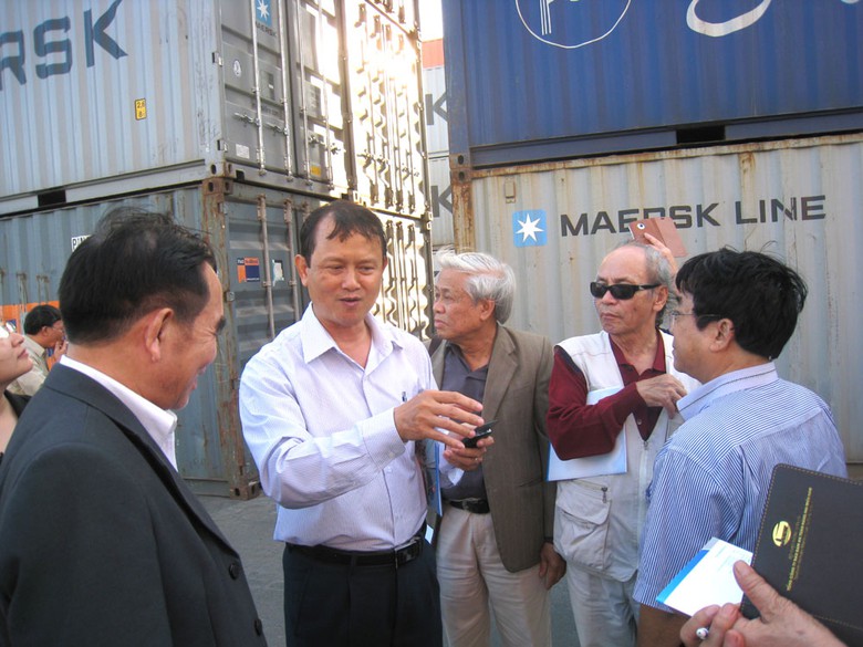 Tổng gi&aacute;m đốc Bảo đảm ATHH Miền Bắc, &ocirc;ng Lưu Văn Quảng (người đứng) giới thiệu với Đo&agrave;n;