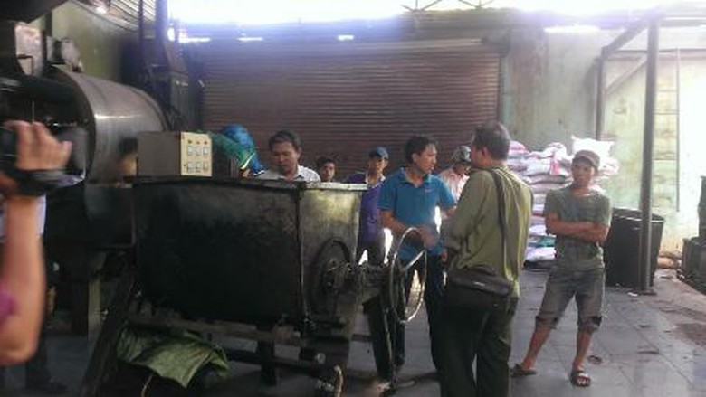 Nh&oacute;m c&ocirc;ng nh&acirc;n n&agrave;y đang ngăn cản nh&agrave; b&aacute;o t&aacute;c nghiệp