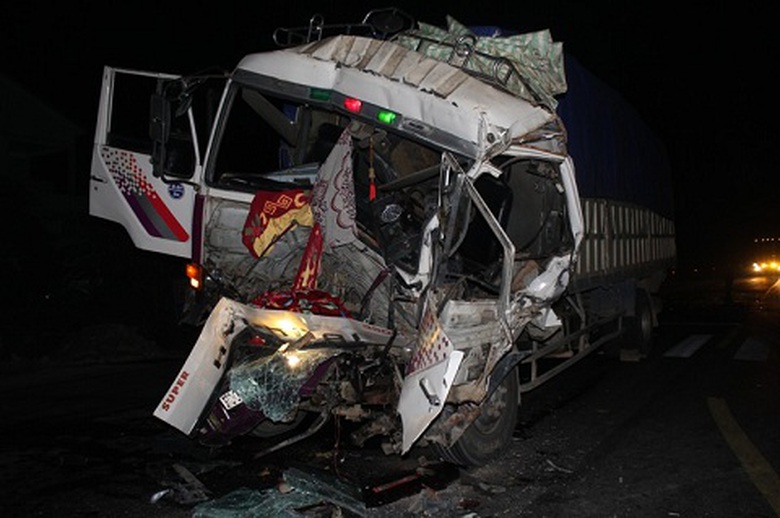 Hiện trường xe tải sau c&uacute; t&ocirc;ng đu&ocirc;i xe tải kh&aacute;c chạy c&ugrave;ng chiều (Ảnh: Vietnamnet)