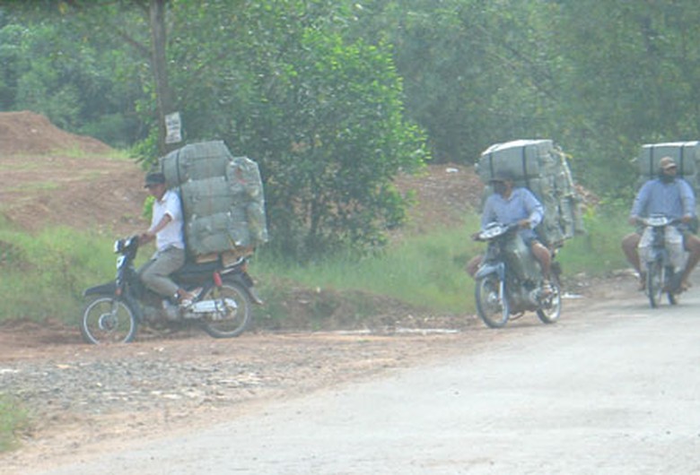 C&aacute;c đối tượng vận chuyển thuốc lậu bằng m&ocirc; t&ocirc;
