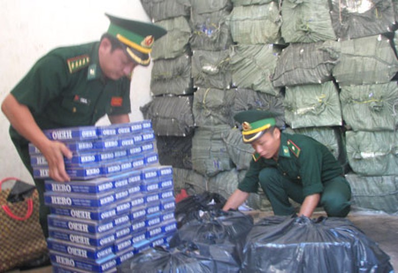 C&aacute;c đối tượng vận chuyển thuốc lậu bằng m&ocirc; t&ocirc;Bộ đội Bi&ecirc;n ph&ograve;ng kiểm đếm thuốc l&aacute; lậu bị thu giữ