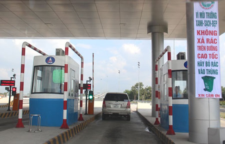 Nh&acirc;n vi&ecirc;n thu ph&iacute; ki&ecirc;m cả việc &ldquo;xin r&aacute;c&rdquo;