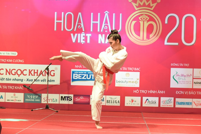 C&aacute;c th&iacute; sinh đ&atilde; chuẩn bị rất kỹ c&agrave;ng cho buổi sơ tuyển &ldquo;Người đẹp t&agrave;i năng&rdquo; khi mang đến những bộ trang phục, đạo cụ được đầu tư kỳ c&ocirc;ng. 