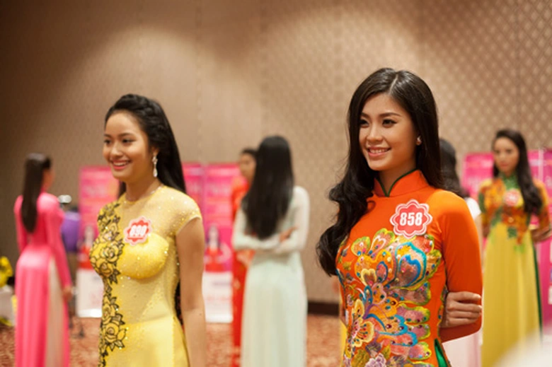  C&aacute;ch tr&igrave;nh diễn &aacute;o d&agrave;i được người mẫu Th&uacute;y Hằng nhấn mạnh ở hai từ &lsquo;nhẹ nh&agrave;ng&rsquo;. Trong đ&oacute;, Th&uacute;y Hằng khuyến kh&iacute;ch c&aacute;c th&iacute; sinh diễn một c&aacute;ch tự nhi&ecirc;n, duy&ecirc;n d&aacute;ng m&agrave; kh&ocirc;ng n&ecirc;n rườm r&agrave; khi diễn &aacute;o d&agrave;i.