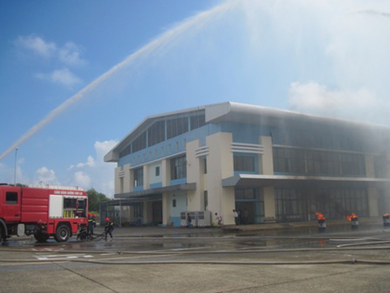 C&aacute;c h&agrave;nh kh&aacute;ch hốt hoảng chạy khỏi hiện trường khi lực lượng cứu hộ đến giải tho&aacute;t