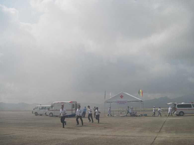 C&aacute;c nh&acirc;n vi&ecirc;n y tế c&oacute; mặt kịp thời v&agrave;o đưa c&aacute;c nạn nh&acirc;n ra ngo&agrave;i