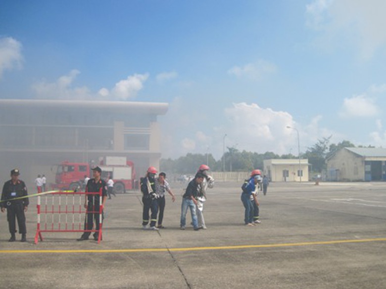 Nhiều người mắc kẹt, nh&acirc;n vi&ecirc;n cứu hộ phải lao v&agrave;o tận trong để đưa ra ngo&agrave;i