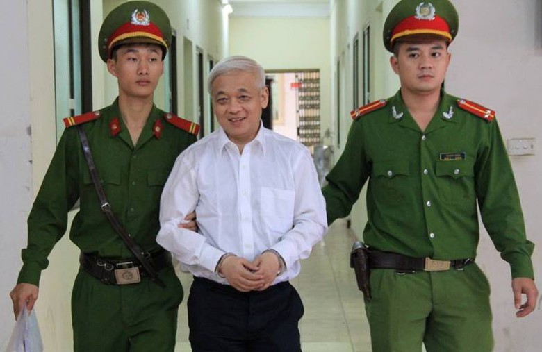 Nụ cười của bầu kiện khi bước v&agrave;o ph&ograve;ng x&eacute;t xử.