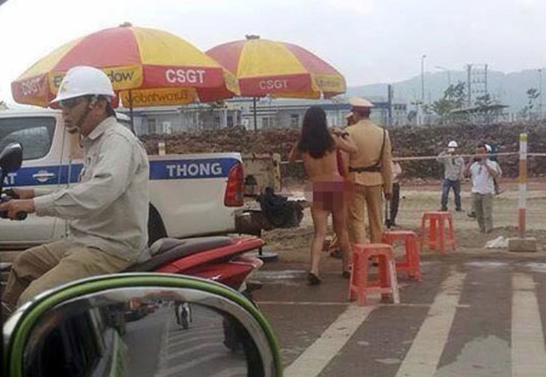 C&ocirc; g&aacute;i cởi đồ trước mặt CSGT tỉnh Bắc Giang s&aacute;ng 28/11. Ảnh: Vũ Tiến Hưng/otofun.