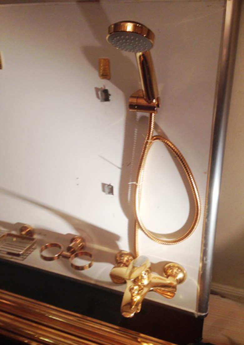 V&ograve;i hoa sen v&agrave; c&aacute;c phụ kiện vệ sinh d&aacute;t v&agrave;ng